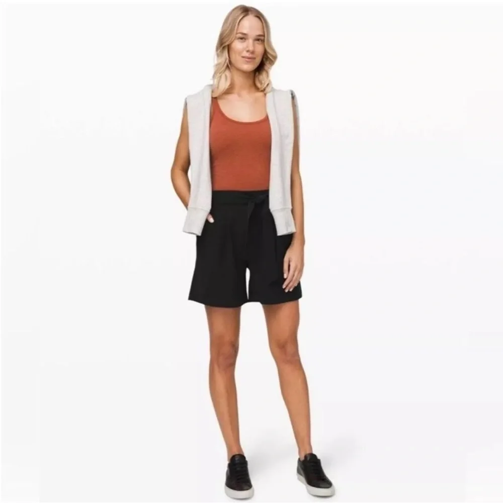 Lululemon Noir Short 5.5 inch Black High Waist Tie Flowy Travel Wrinkle Free 6